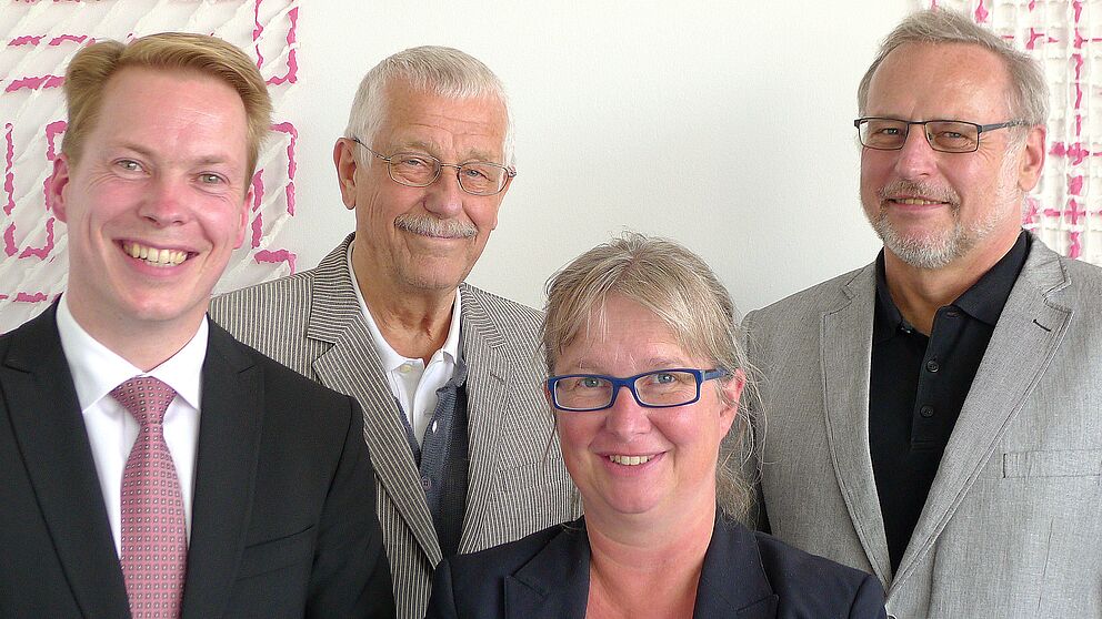 Foto (Universität Paderborn, Tibor Werner Szolnoki): Vertragsunterzeichnung an der Uni Paderborn (v. l. n. r.): Kay Klingsieck, Vorstand Sparkasse Gütersloh, Prof. Hubert Krawinkel, Vizepräsidentin Simone Probst und Dekan Prof. Dr. Volker Peckhaus.