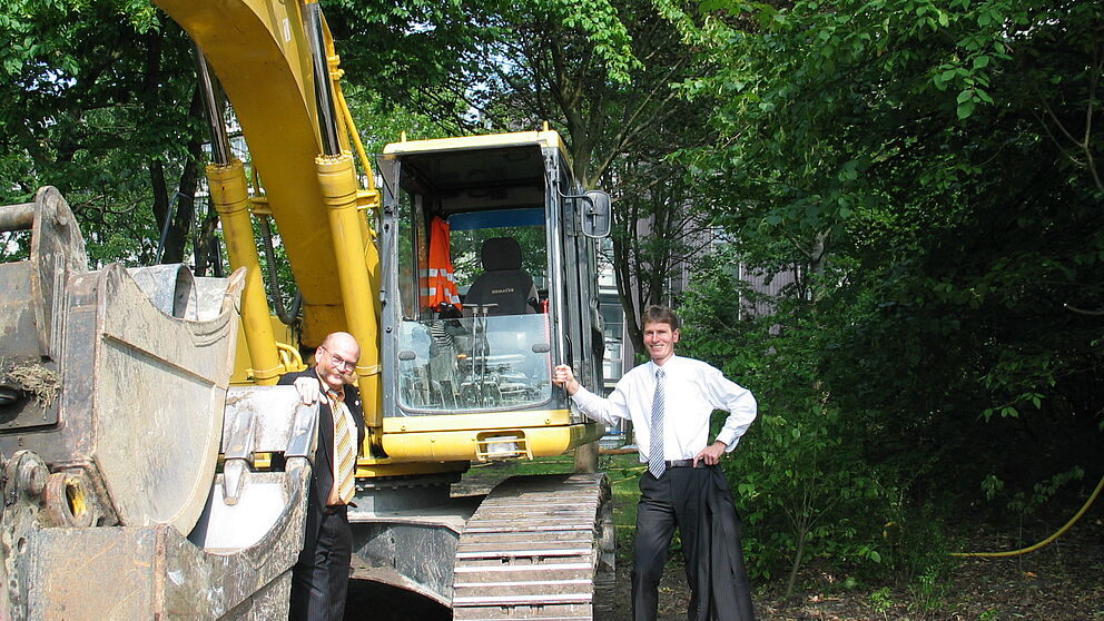 Foto: Uni-Rektor Prof. Dr. Nikolaus Risch (re.) und Kanzler Jürgen Plato freuen sich über den Baubeginn für einen neuen Hörsaal der Universität Paderborn mit 420 Sitzplätzen.