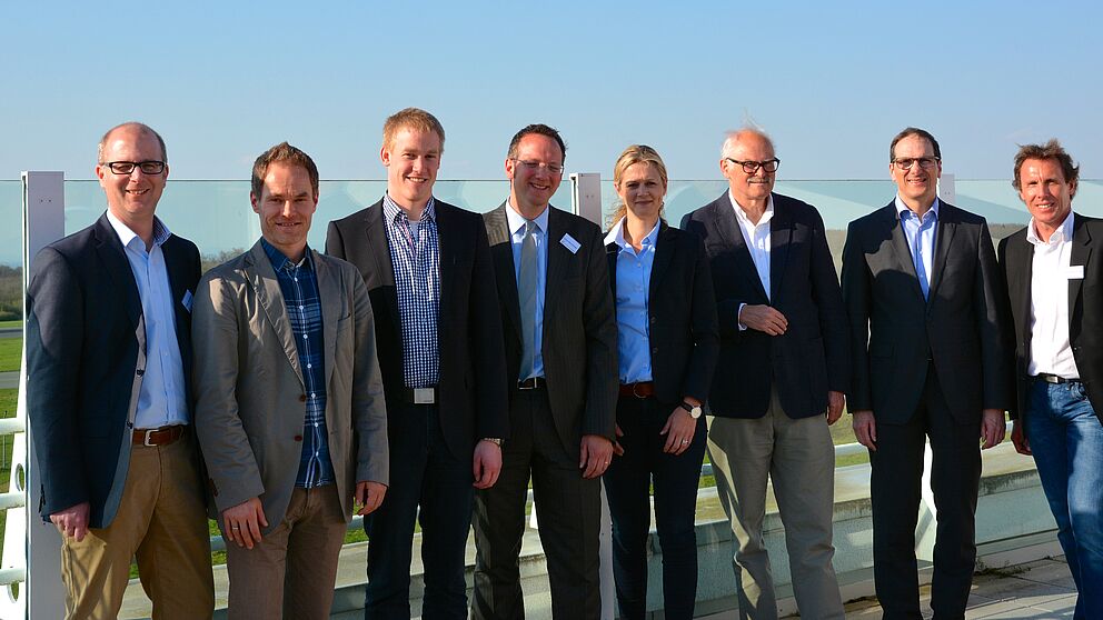 Foto (Sportmedizinisches Institut, Universität Paderborn): Referenten und Organisatoren bei bestem Wetter auf der sonnigen Dachterrasse des Airport-Forums (von links): Prof. Dr. J. Baumeister, PD Dr. phil. Olaf Hoos, MA Rasmus Jakobsmeyer, Prof. Dr. Dr. 