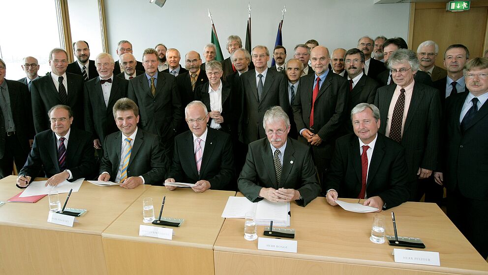 Foto (MIWFT, v.li.): Prof. Dr. Joachim Metzner, Rektor der FH Köln und Sprecher der FH-LRK, Innovationsminister Prof. Dr. Andreas Pinkwart, Ministerpräsident Jürgen