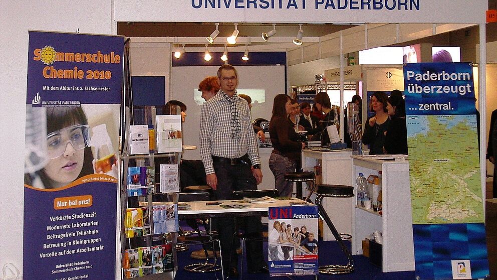 Foto (Universität Paderborn): Jörn Sickelmann von der Zentralen Studienberatung auf dem Stand der Universität Paderborn auf der Abiturientenmesse „Einstieg Abi“ in Köln.
