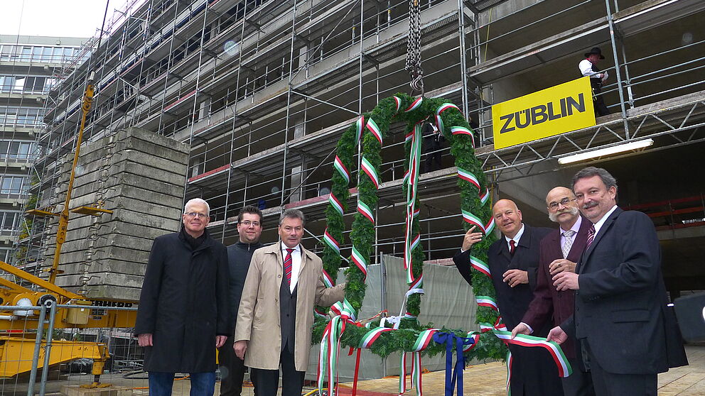 Foto (Universität Paderborn, Tibor Werner Szolnoki): Von links: Rüdiger Stallberg, Abteilungsleiter Bauen, NRW-Bauministerium, AStA-Vorsitzender Florian Rittmeier, Dietrich Honervogt, stellvertr. Bürgermeister, Heinrich Micus, Niederlassungsleiter BLB 