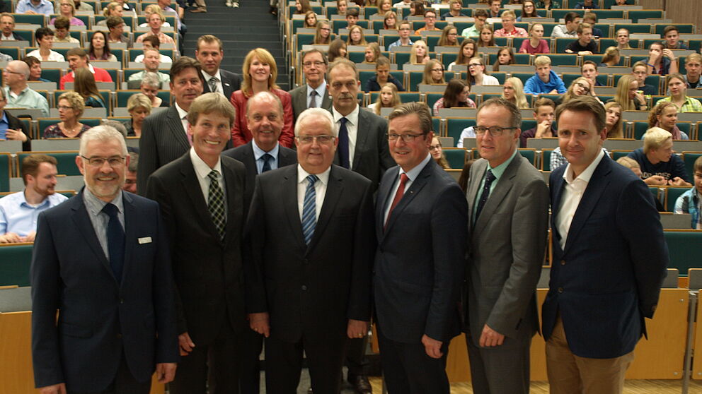 Foto (Universität Paderborn, Bianca Oldekamp): Übergaben die Preise: (hintere Reihe v. l.) Frank Schürmann (Mahrenholz GmbH), Peter Sagel (Vauth Sagel GmbH), Rudolf Jäger (Volksbank Paderborn-Höxter-Detmold), Sylvia Looks (Claas Stiftung), Christoph 
