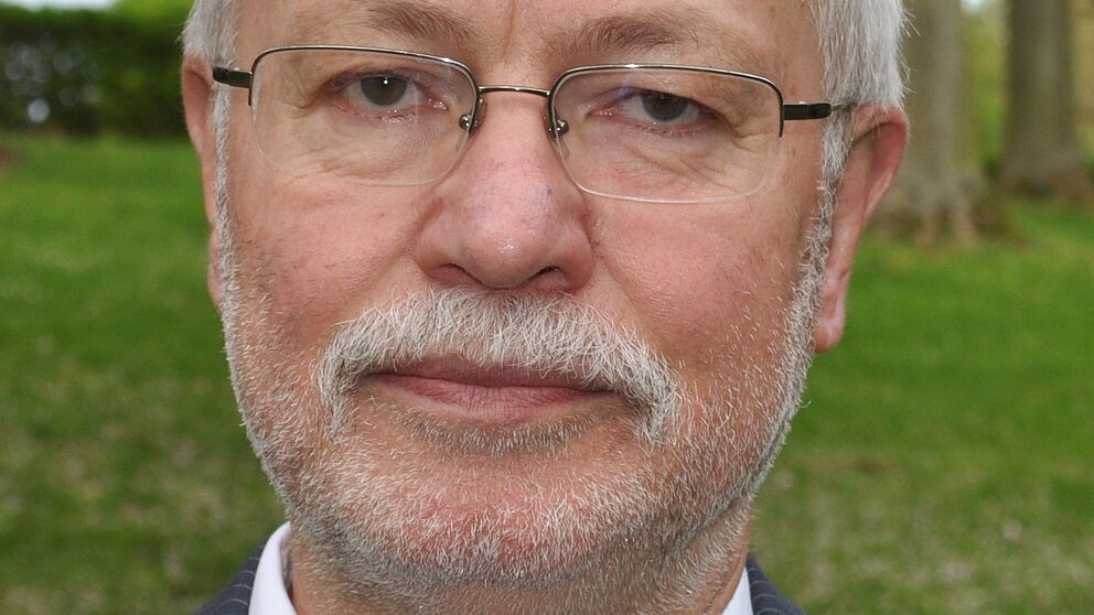 Foto (Universität Paderborn, Mark Heinemann): Prof. Dr. Fevzi Belli von der Universität Paderborn arbeitet maßgeblich an einem Normverfahren zur Sicherheit des Cloud-Computings mit.