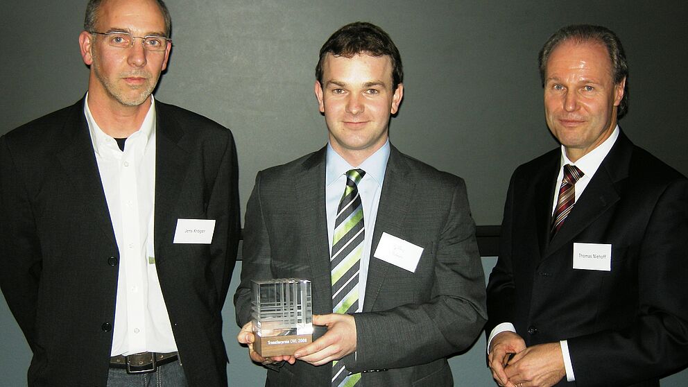 Foto (IHK): v. li.: Jens Kröger (Peter Lacke), Björn Weber (Universität Paderborn) und Thomas Niehoff (IHK-Hauptgeschaftsführer)