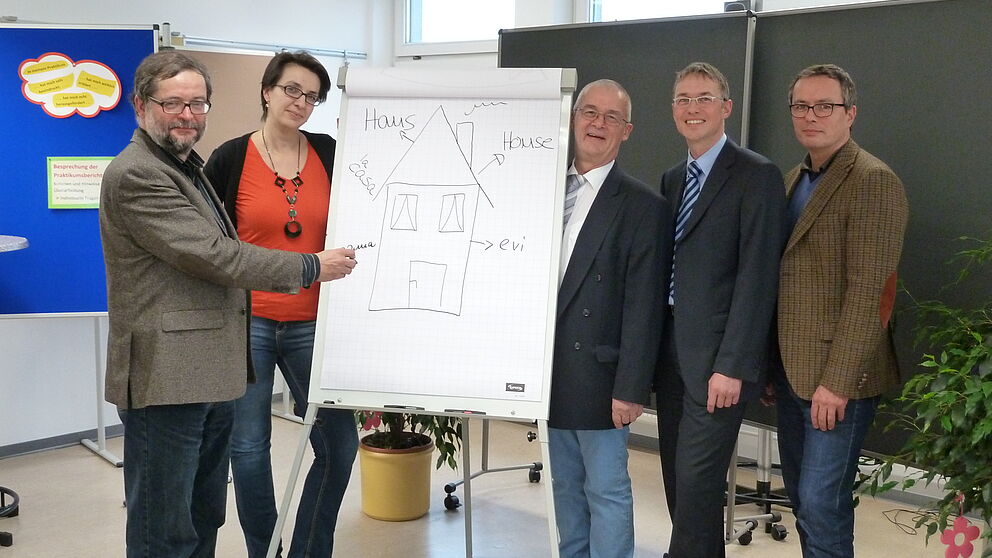 Foto (Silvia Sporkmann): Die Projektbeteiligten (von links): Prof. Dr. Michael Hofmann, Institutsleiter des Instituts für Germanistik und Vergleichende Literaturwissenschaft, Claudia Decker, Projektleiterin im Zentrum für Bildungsforschung und Lehrerbil