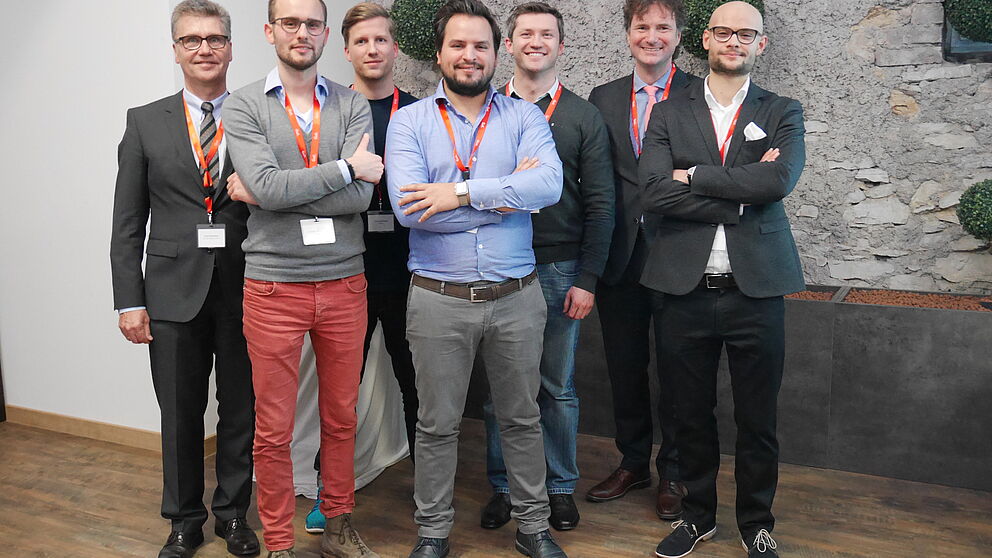 Foto [TecUP]: Hubert Böddeker (l.) und Rüdiger Kabst (2. v. r.) freuen sich über das Engagement der jungen Gründer.