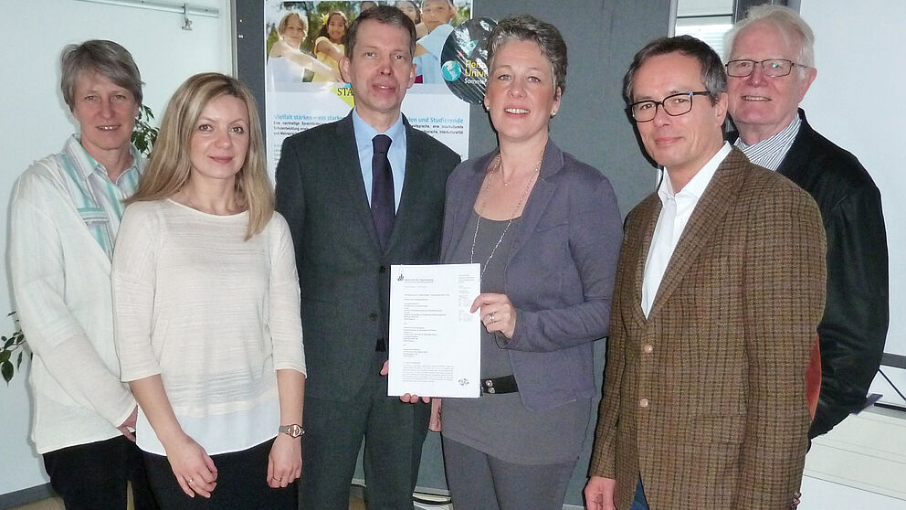 Foto (Silvia Sporkmann, PLAZ): (v. l.): Dr. Cornelia Zierau, wissenschaftliche Projektleitung des Gesamtprojekts „Vielfalt stärken“, Institut für Germanistik und Vergleichende Literaturwissenschaft, Magdalena Can, Projektleiterin des Sommercamps, St