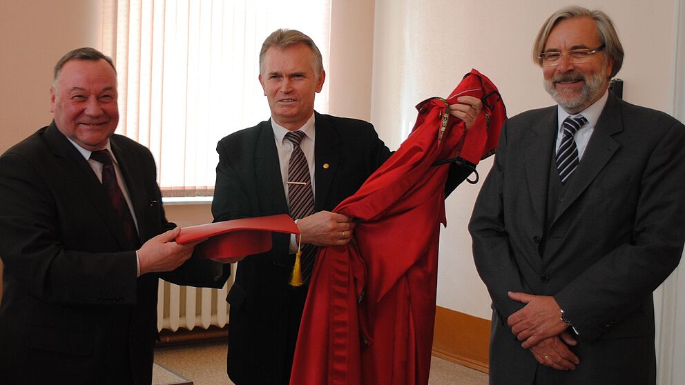 Foto (Alexander Tarasionak): v. li.: Dekan der Fakultät für Tourismus Prof. Dr. Nikolai Kabuschkin, Vize-Rektor für Lehre Prof. Dr. Vladimir Khmelnitskiy (beide Wirtschaftsuniversität Minsk) und Prof. Dr. Dr. h. c. Albrecht Steinecke.