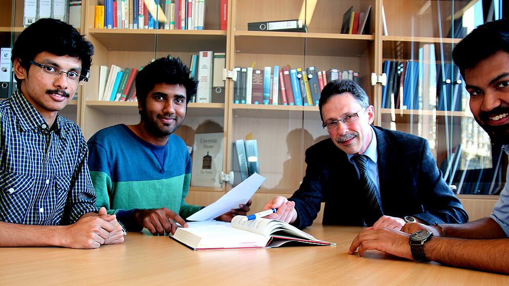 Foto (Universität Paderborn, Nina Reckendorf): Gemeinsames Studieren der Lektüre: (v. l. n. r.) Badhri Sekhar, Sandesh Bhaskar, Prof. Dr.-Ing. Eugeny Kenig und Ram Srinivas beschäftigen sich mit Inhalten der Fluidverfahrenstechnik.
