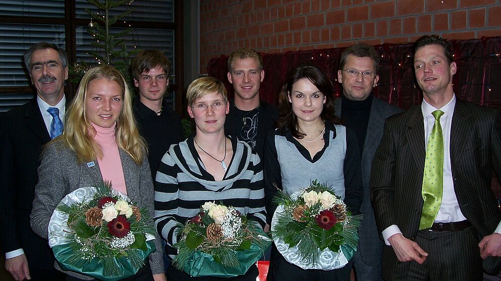 Foto (Mark Heinemann): Ausgezeichnete Sportler: Lilli Schwarzkopf (2.v.l.), Roman Schulte-Zurhausen, Meike Zöpnek, Florian Müller (5.v.l.) wurden für ihre Erfolge im Spitzensport geehrt. Zöpnek und Carolin Köster (3.v.r.) zudem für ihre hervorragend