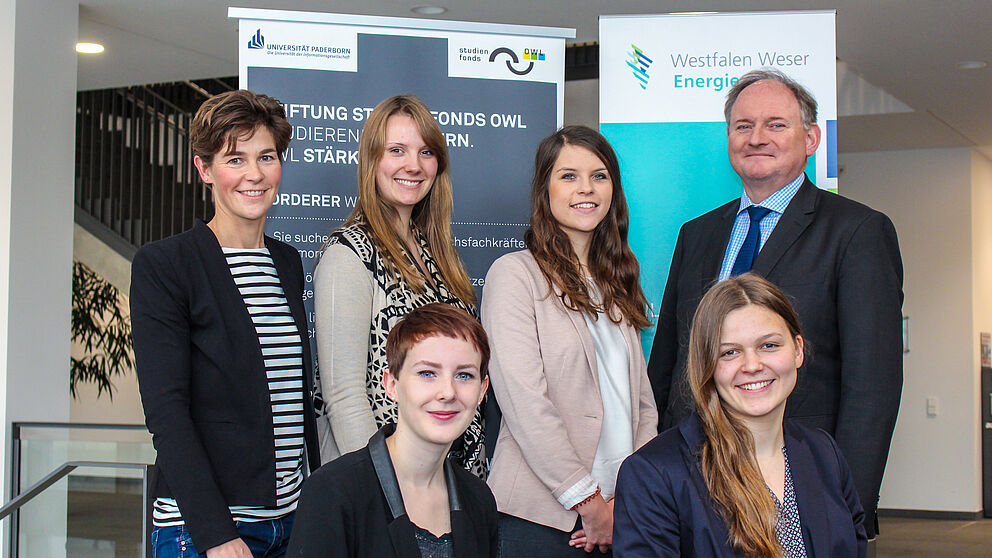 Hinten von links nach rechts stehend: Katja Urhahne (Geschäftsführerin Studienfonds OWL), Enja Marie Herdejürgen, Catharina Wiederuh (beide Stipendiatinnen), Dr. Stephan Nahrath (Geschäftsführer Westfalen Weser Energie GmbH & Co. KG); vorne sitzend v
