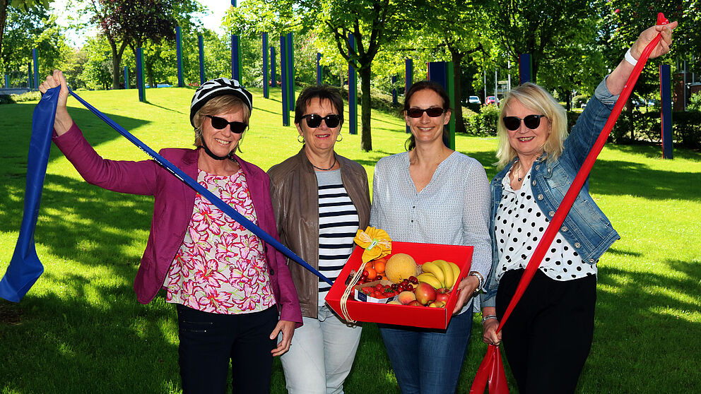Foto (Heiko Appelbaum): Sportlich und gut gelaunt: Sandra Bischof (3. v. l.) überreichte den gesundheitsbewussten Uni-Bibliotheks-Mitarbeiterinnen Rosa Wahl, Edith Haase und Jutta Seidl (v. l.) frisches Obst.