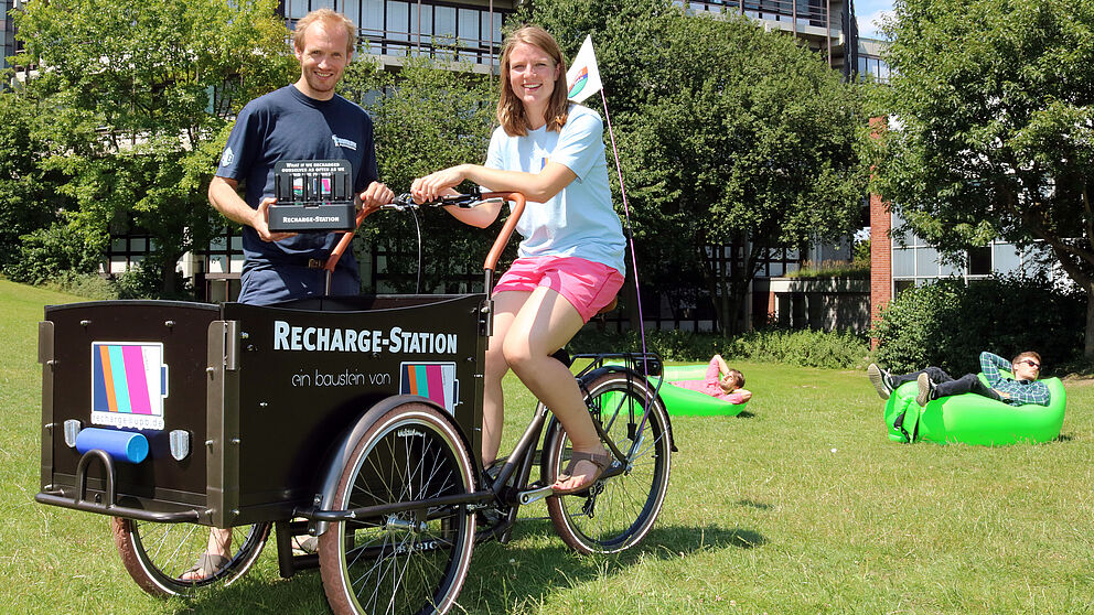 Foto (Heiko Appelbaum): Dennis Fergland (links) und Lena Wobbe präsentierten die neue recharge-Station an der Universität Paderborn.