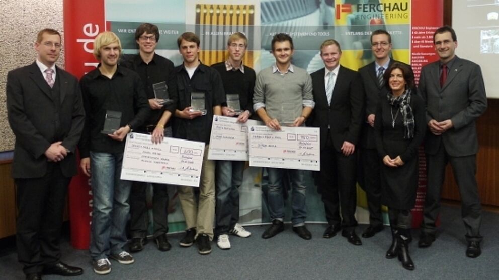 Foto (Heike Probst): Die Preisträger und Initiatoren des Ferchau-Förderpreises 2009 (v.l.n.r.): Dipl.-Ing. Richard Knoke, Ferchau-Engineering GmbH, Martin Woermann, Christopher Schmal, Simon Maike, André Kleinemeier, Simon Olma, Dipl.-Wirt.-Ing. Nicola