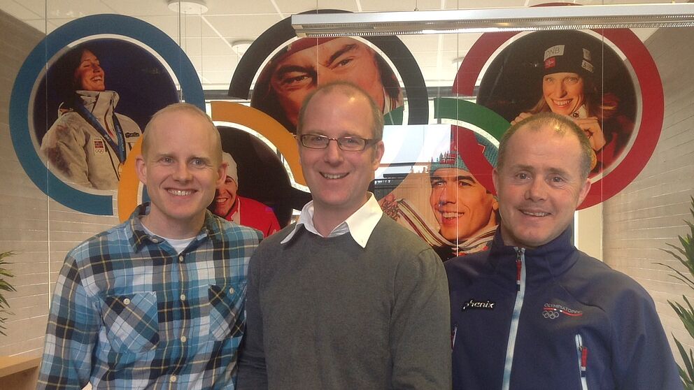 Bild: (v. l.) Dr. Oyvind Sandbakk (wissenschaftlicher Koordinator und Nationaltrainer Langlauf, Olympiatoppen), Prof. Dr. Jochen Baumeister und Frode Moen (Leiter und langjähriger Nationaltrainer Nordische Kombination, Olympiatoppen) freuen sich auf die 