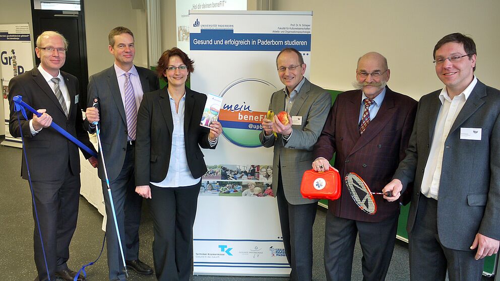 Foto (Heike Probst): Ein dynamisches Team hat sich die Gesundheitsförderung Studierender auf die Fahnen geschrieben (v. l. n. r.): Karl-Julius Sänger, Thomas Holm (beide Techniker Krankenkasse), Sandra Bischof (Gesunde Hochschule), Prof. Dr. Niclas Scha