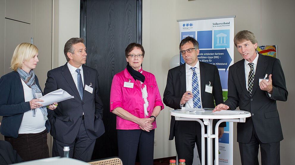 Foto (Martin Magunia/Stifterverband): Die Repräsentanten des Bildungscluster OWL bei der Zwischenevaluation des Bildungsclusters OWL (von links): Julia Kralemann, stellvertretende Geschäftsführerin der Stiftung Studienfonds OWL und Projektkoordinatorin