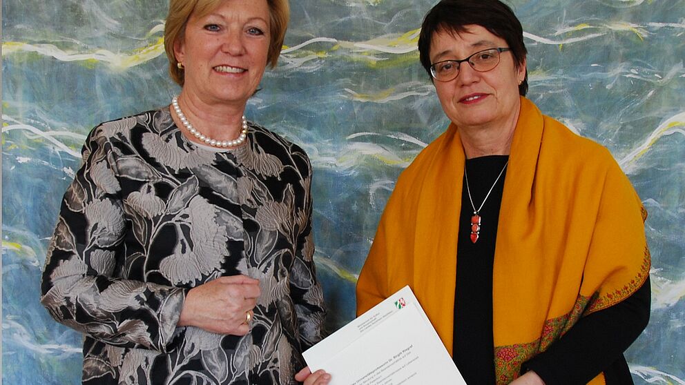Foto (MKW): Annette Storsberg, NRW-Staatssekretärin im Ministerium für Kultur und Wissenschaft, hat Prof. Dr. Birgit Riegraf die Ernennungsurkunde zur Präsidentin der Universität Paderborn überreicht.