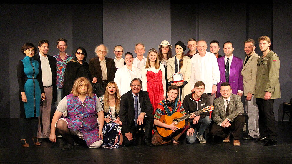 Foto (Universität Paderborn, Cathrin Spönemann): Großes Ensemble bei der Aufführung von Botho Strauß‘ „Groß und Klein“.