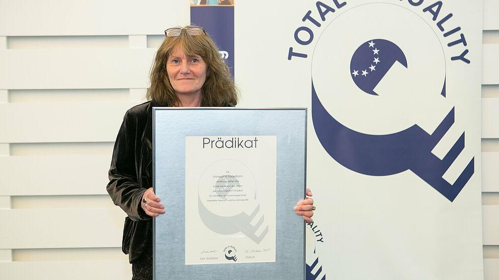 Foto: Irmgard Pilgrim, Gleichstellungsbeauftragte der Universität Paderborn, nimmt das Prädikat in der Handelskammer in Hamburg entgegen.