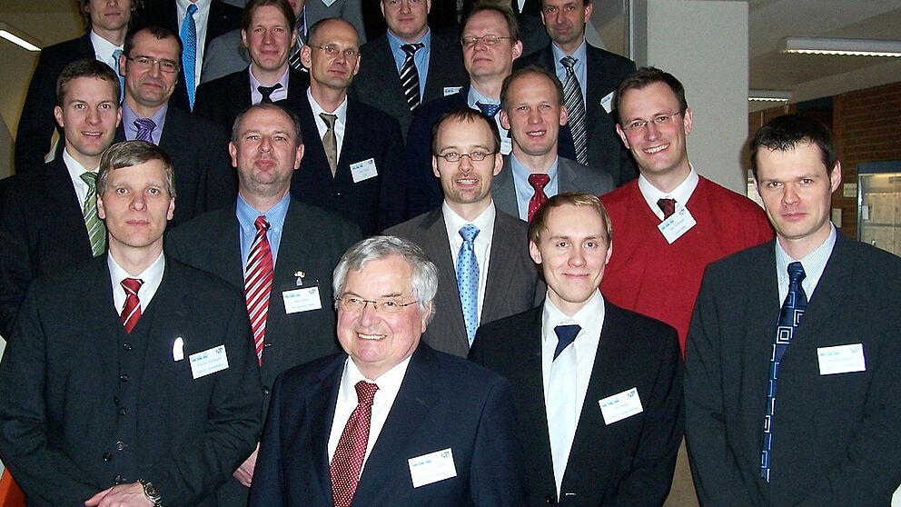 Foto (Universität Paderborn, Mark Heinemann): Simulationen für Einschneckenextruder: Prof. Dr.-Ing. Helmut Potente (2.v.l.) entwickelte die REX- und PSI-Versionen, Prof. Dr.-Ing. Volker Schöppner (l.) sorgte für ihre Weiterentwickelung.
