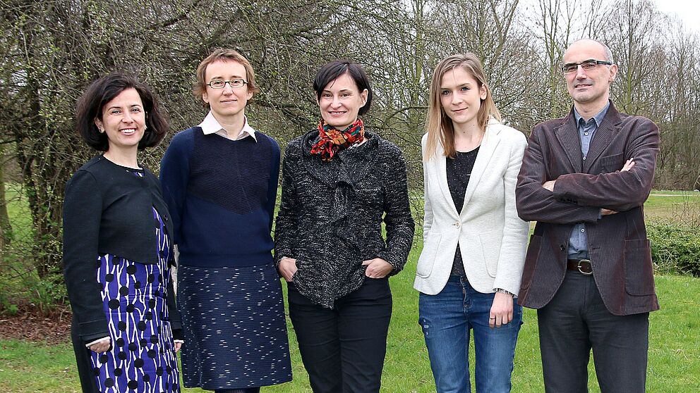 Foto (Universität Paderborn): Die Projektgruppe: v. l. n. r. Dr. Iris Nomikou, Prof. Dr. Katharina Rohlfing, Prof. Dr. Joanna Rączaszek-Leonardi, Alicja Radkowska und Giuseppe Leonardi.