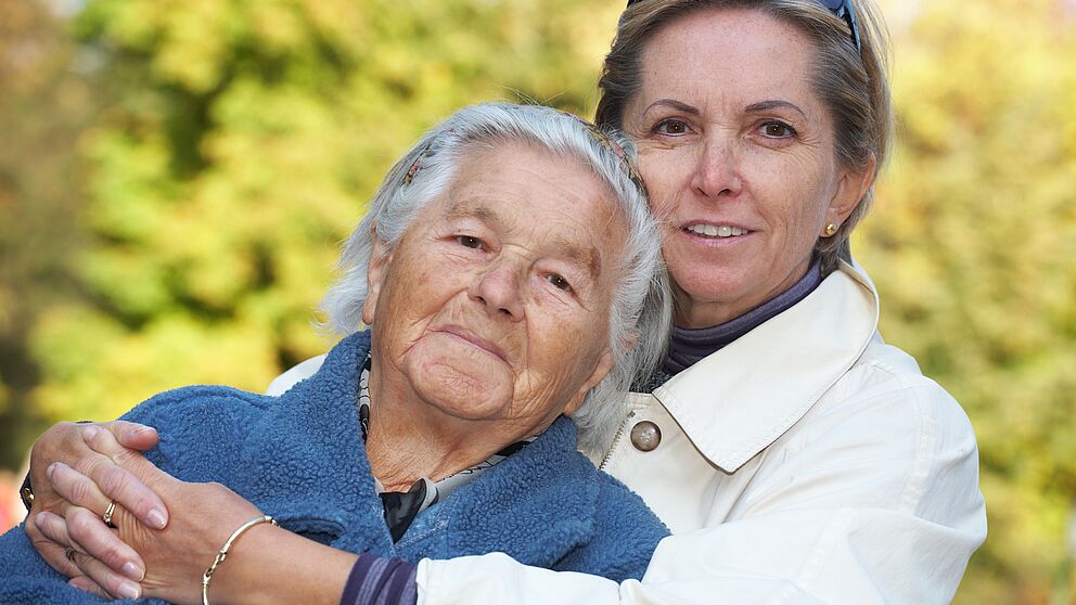 Foto (Fotolia): Immer häufiger übernehmen Beschäftigte Pflegeverantwortung.