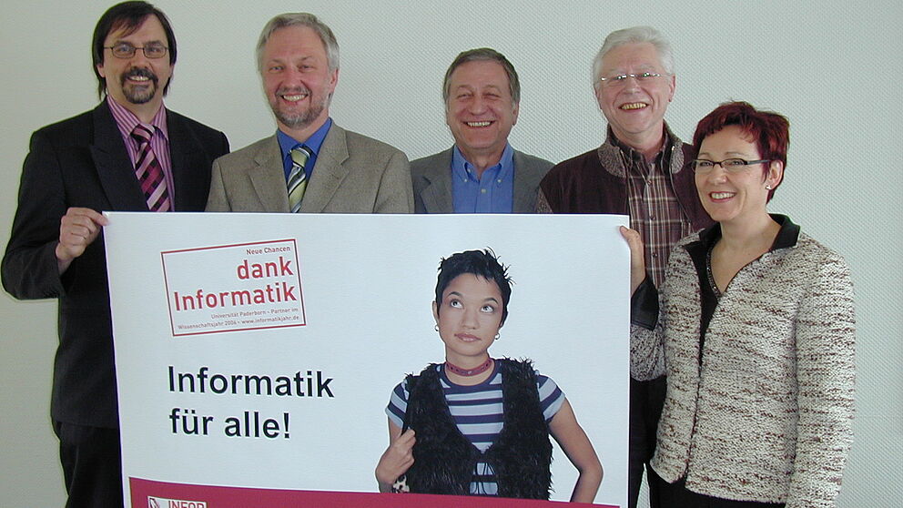 Foto: Hatten gute Gründe, sich zu freuen. Bei der Pressekonferenz informierten (v.li.): Prof. Dr. Gregor Engels, Universität Paderborn, Organisation Informatikjahr, Institut für Informatik, Prorektor Prof. Dr. Wilhelm Schäfer, Uni Paderborn, Dr. Micha