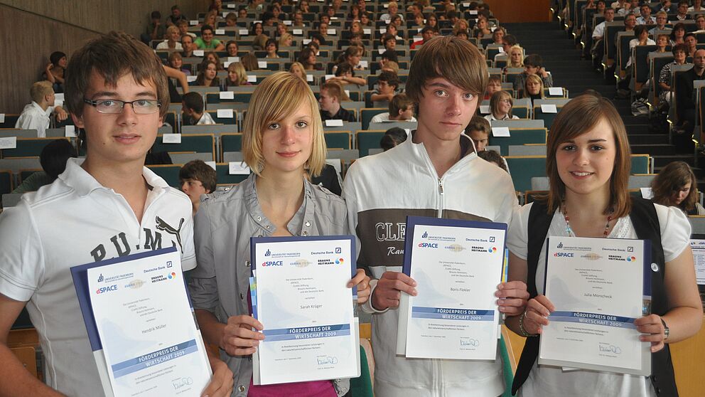 Foto (Universität Paderborn, Mark Heinemann): Stolze Preisträger: Hendrik Müller (v. li.), Sarah Krüger, Boris Flekler und Julia Morscheck sind die besten Schüler des Warburger Hüffertgymnasiums in den naturwissenschaftlichen Fächern.