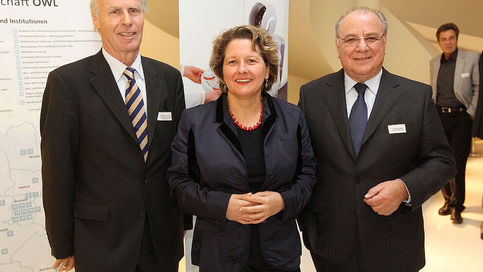 Foto (OWL Marketing GmbH): Innovation und Wissen – eine Initiative zieht Zwischenbilanz: v.l. Herbert Sommer, Vorsitzender der Gesellschafterversammlung OWL Marketing GmbH; NRW-Wissenschaftsministerin Svenja Schulze; Aufsichtsratsvorsitzender Wincor Nix
