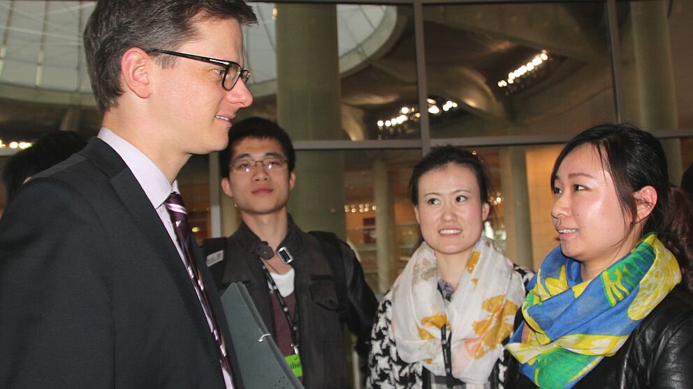 Foto (Karina Rohlfing): Dr. Carsten Linnemann im Gespräch mit chinesischen Studierenden des Maschinenbaus an der Universität Paderborn.