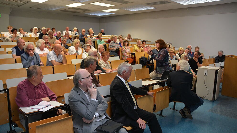 Foto (Studium für Ältere): Vortrag von Prof. Ruth Rustemeyer für Chemnitzer und Paderborner Senioren.