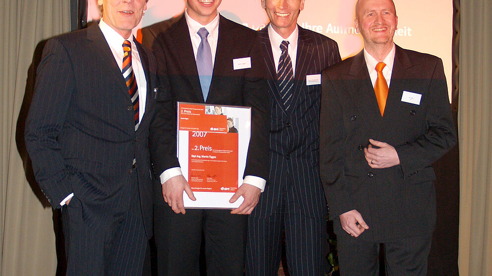 Foto: Verleihung des Energy Awards: Preisträger Martin Tigges (2. v. li.) von der Universität Paderborn freut sich über seine Auszeichnung. Mit dabei sind (v. li.) Prof. Dr.-Ing. Jürgen Voß, Prof. Dr. Nikolaus Risch und Dr.-Ing. Dirk Prior.