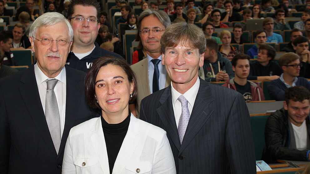 Foto (Universität Paderborn, Patrick Kleibold): Bürgermeister Heinz Paus (v. l.), Florian Rittmeier, Dr. Yvonne Salman, Tibor Werner Szolnoki und Prof. Dr. Nikolaus Risch bei der Erstsemesterbegrüßung im Audimax der Universität Paderborn.