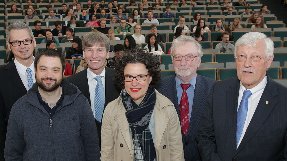 Foto (Universität Paderborn, Vanessa Dreibrodt): Begrüßten die „Erstis“ (v. l. n. r.): Jörn Sickelmann, Zentrale Studienberatung, AStA-Vorsitzender Philipp Kaibel, Präsident Prof. Dr. Nikolaus Risch, Katharina Kreuzhage, Theater Paderborn, Prof. 