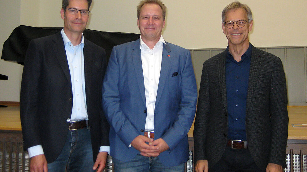 Digitale Transformation der Arbeitswelt mitgestalten? Darüber diskutierten (v. l.) Professor Dr. René Fahr, Oliver Dietrich, Professor Dr. Günter Wilhelms im Audimax der Theologischen Fakultät Paderborn. | Foto: ThF-PB