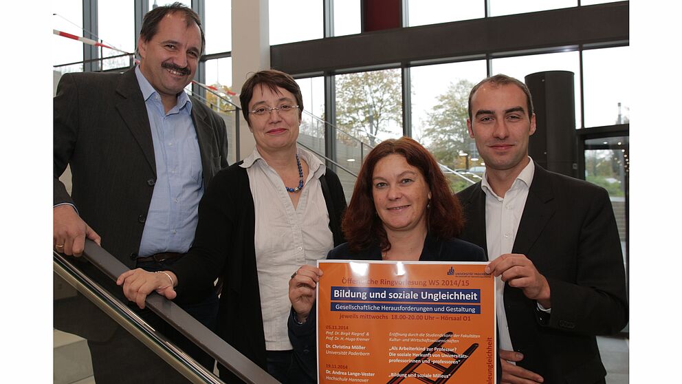 Foto (Universität Paderborn, Vanessa Dreibrodt): Die Organisatoren der Ringvorlesung laden zur Diskussion ein: (v. l. n. r.) Prof. Dr. H.-Hugo Kremer, Prof. Dr. Birgit Riegraf, Dr. Christina Möller und Jun.-Prof. Dr. Karl-Heinz Gerholz.