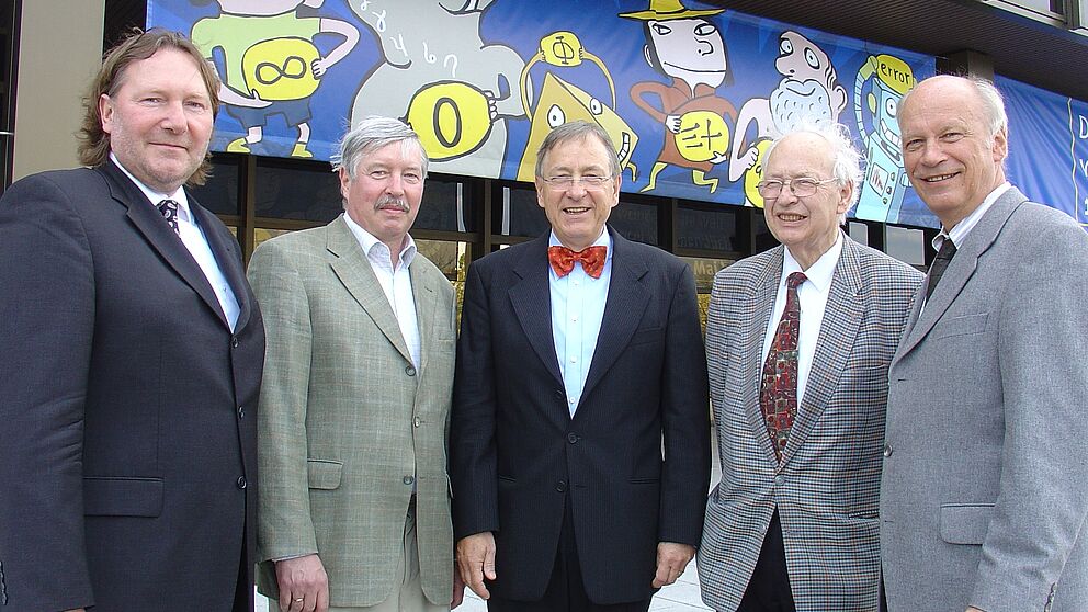 Foto (Martin Decking): V. li.: Prof. Dr. Michael Dellnitz, Norbert Ryska, Prof. Dr. Burkhard Monien, Prof. Dr. Dr. h. c. mult. Reinhard Selten und Dr. Herbert Friedrich Bode