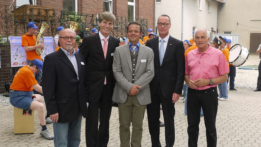 Foto (Uni Paderborn, Heike Probst): Bei strahlendem Sonnenschein freute sich Helmut Böhmer, Geschäftsführer der Haxterpark GmbH (Mitte), gemeinsam mit Dr. Rudi Salmen, Prof. Dr. Nikolaus Risch, Präsident Uni Paderborn, Karl-Heinz Vogt, Vorstandsvorsit