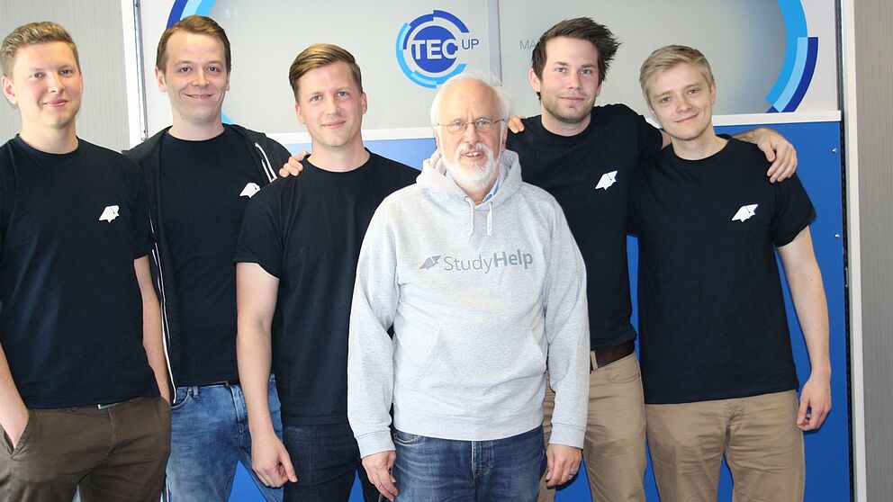 Foto (TecUP, Universität Paderborn): Die StudyHelp GmbH (hinten, v. l. n. r.: Julian Droste, Maximilian Fleitmann, Carlo Oberkönig, Daniel Weiner und Patrick Burmann) freut sich auf die fachliche und finanzielle Unterstützung von Dr. Volker Bastert (vo