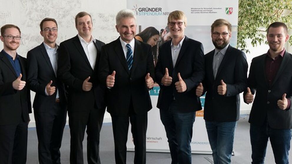 Foto (TecUP): (v. l.) Philipp Bednarek, Christoph Bach und Marcel Hartmann von Intab Pro, Prof. Dr. Andreas Pinkwart, Dr. Sebastian Vogt von TecUP sowie Merlin Roth und Philipp Kochan von Akubu.