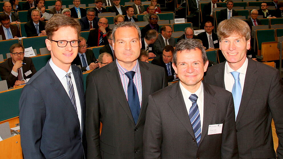 Foto (Universität Paderborn, Patrick Kleibold): An der Eröffnung des Instituts für Leichtbau mit Hybridsystemen (ILH) der Universität Paderborn nahmen teil: Dr. Carsten Linnemann (Mitglied des Bundestages), Dr. Walther Pelzer, (Gruppenleiter Ressource