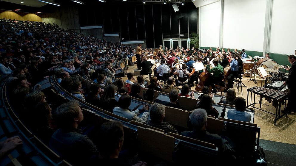 Foto: Das Hochschulorchester Paderborn im Audimax der Universität