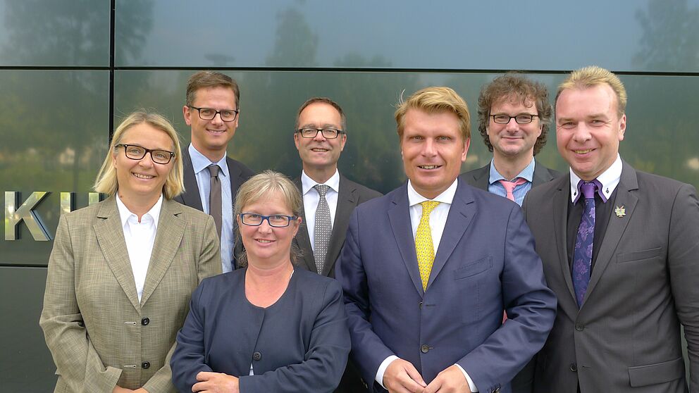 Foto (Universität Paderborn, Tibor Werner Szolnoki): Anne Catrin Schürer, Dr. Carsten Linnemann, Simone Probst, Günter Korder, Thomas Bareiß, Prof. Dr. Rüdiger Kabst und Ulrich Lange (v. li.)