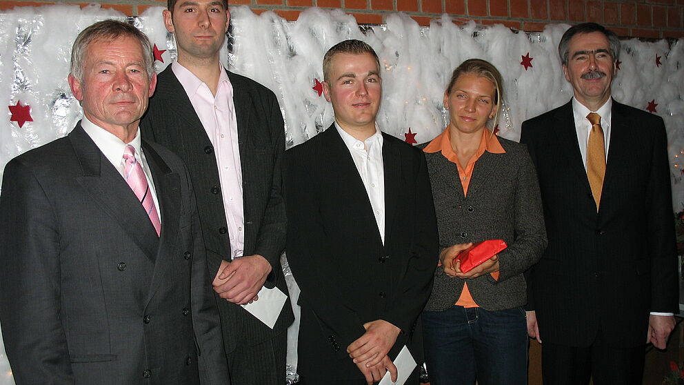 Foto: Prof. Dr. Wolf-Dietrich Brettschneider vom Department Sport & Gesundheit der Fakultät für Naturwissenschaften (li) ehrte zusammen mit Hans Laven, Vorstandsvorsitzender der Sparkasse Paderborn (re.), eine Hochleistungssportlerinnen und zwei Hochlei