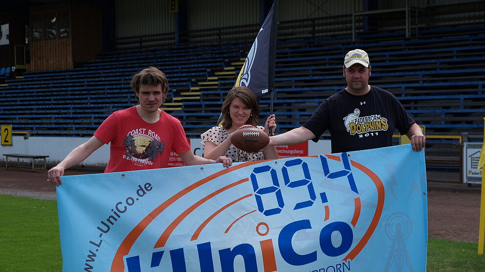 Auf dem Foto: Jonas Karpa (1. Vorsitzender Campusradio L'UniCo), Marie Schwabe (Sportreporterin L'UniCo), Klaus Hecker (1. Vorsitzender Paderborn Dolphins) (v.r.n.l.)