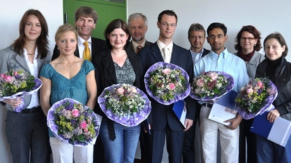Foto (Universität Paderborn, Mark Heinemann): Hoffnungsvolle Forscher: Anja Plesser (v. li.), Janna Rohde, Friederike Römhild, Michael Balceris, Indrava Roy sowie Ana Rodrigues (re.) wurden vom Präsidium um Präsident Prof. Dr. Nikolaus Risch (3.v.li.)