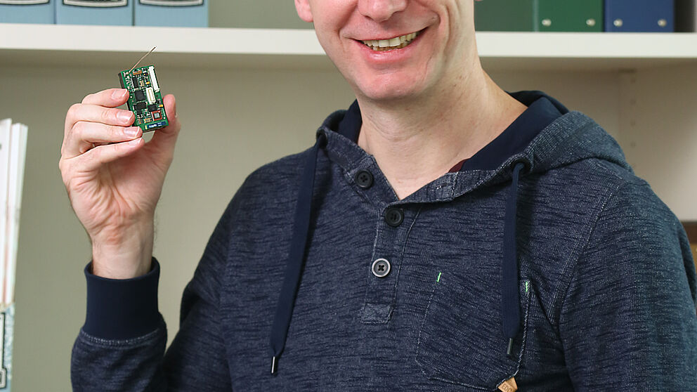 Foto (Heinz Nixdorf Institut): Prof. Falko Dressler forscht auf dem Gebiet der adaptiven drahtlosen Kommunikation sowie an der Selbstorganisation massiv verteilter Systeme.