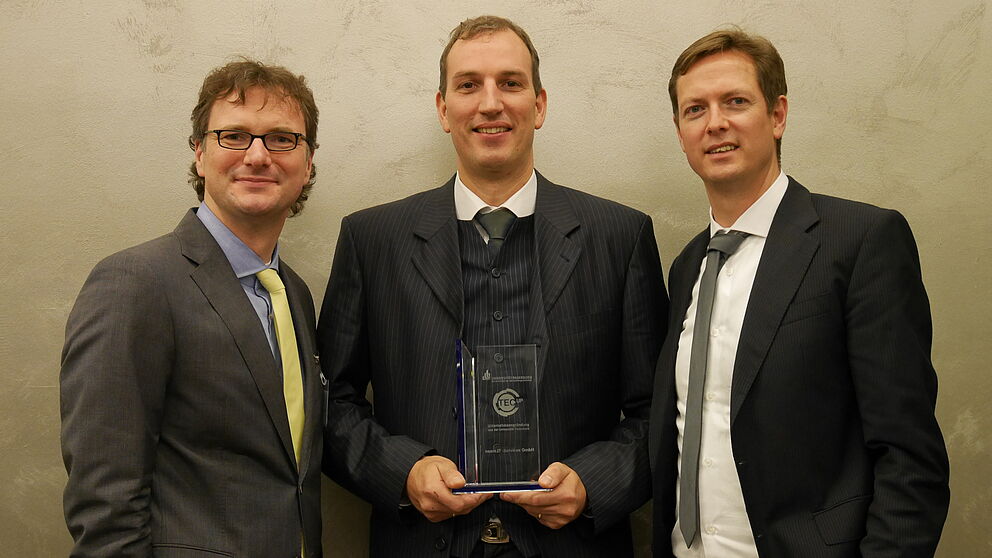 Foto (Universität Paderborn, TecUP): Prof. Dr. Rüdiger Kabst vom Technologietransfer- und Existenzgründungs-Center der Universität Paderborn, TecUP, (li.) überreichte die Auszeichnung an die Unternehmensgründer Oliver Vorwick (m.) und Kai Wittenburg